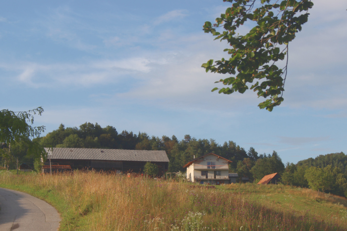 Hof von der Straße aus gesehen